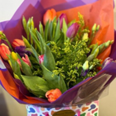 Spring Bag - Beautiful spring selection of fresh flowers. Tied and finished off with complementary wrapping. Placed in a bubble of water and presented in a matching bag and gift card